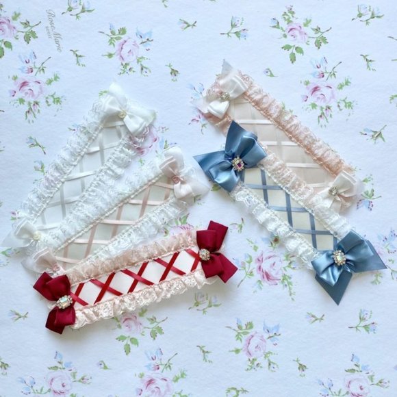 RoseMarie Seoir lace headdress with pearl hearts - Picture 7 of 7